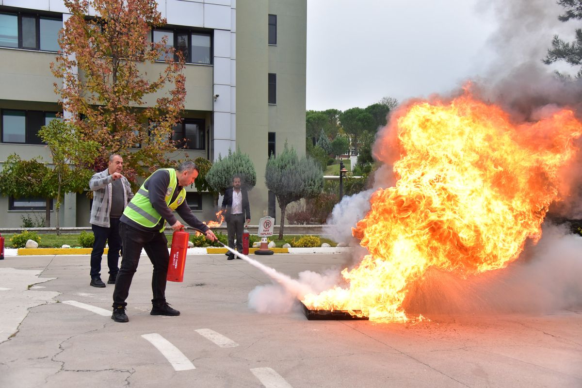Balıkesir Üniversitesi Rektörlük binasında gerçekleştirilen deprem ve yangın tatbikatı, adeta