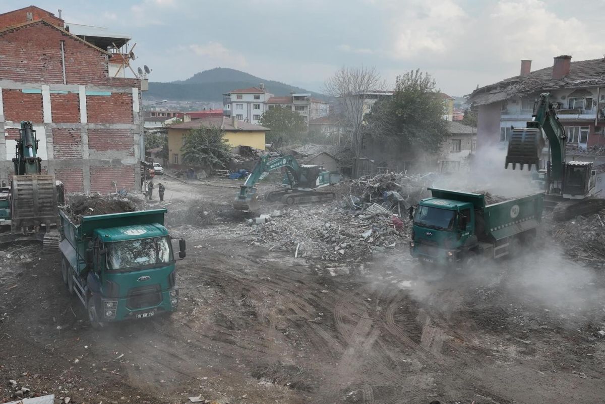 Sındırgı’da yaşanan depremin ardından DSİ 25. Bölge Müdürlüğü ekipleri sahaya