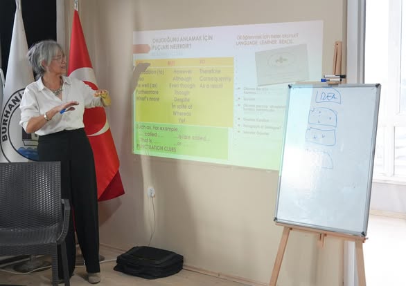 Burhaniye Belediyesi Kadın Danışma Merkezi’nde düzenlenen Etkileşimli İngilizce Atölyesi, katılımcılardan