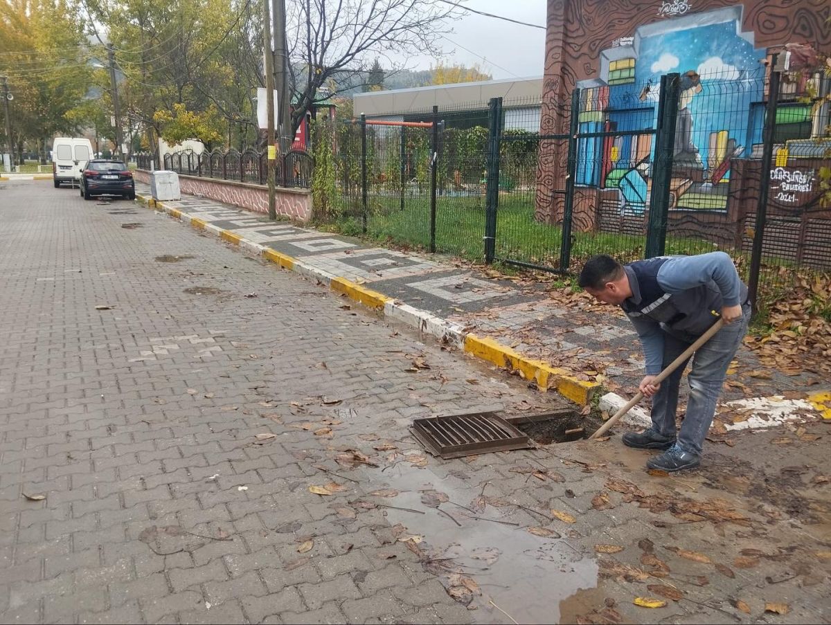 Yağışlı hava koşulları nedeniyle Dursunbey’de mazgal temizliği çalışmaları hız kazanırken