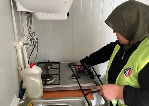 Sındırgı Belediyesi, depremden etkilenen vatandaşlara destek olmaya devam ediyor. 