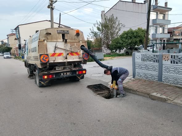Gönen Belediyesi, kent genelinde yürüttüğü bakım, onarım ve temizlik çalışmalarıyla