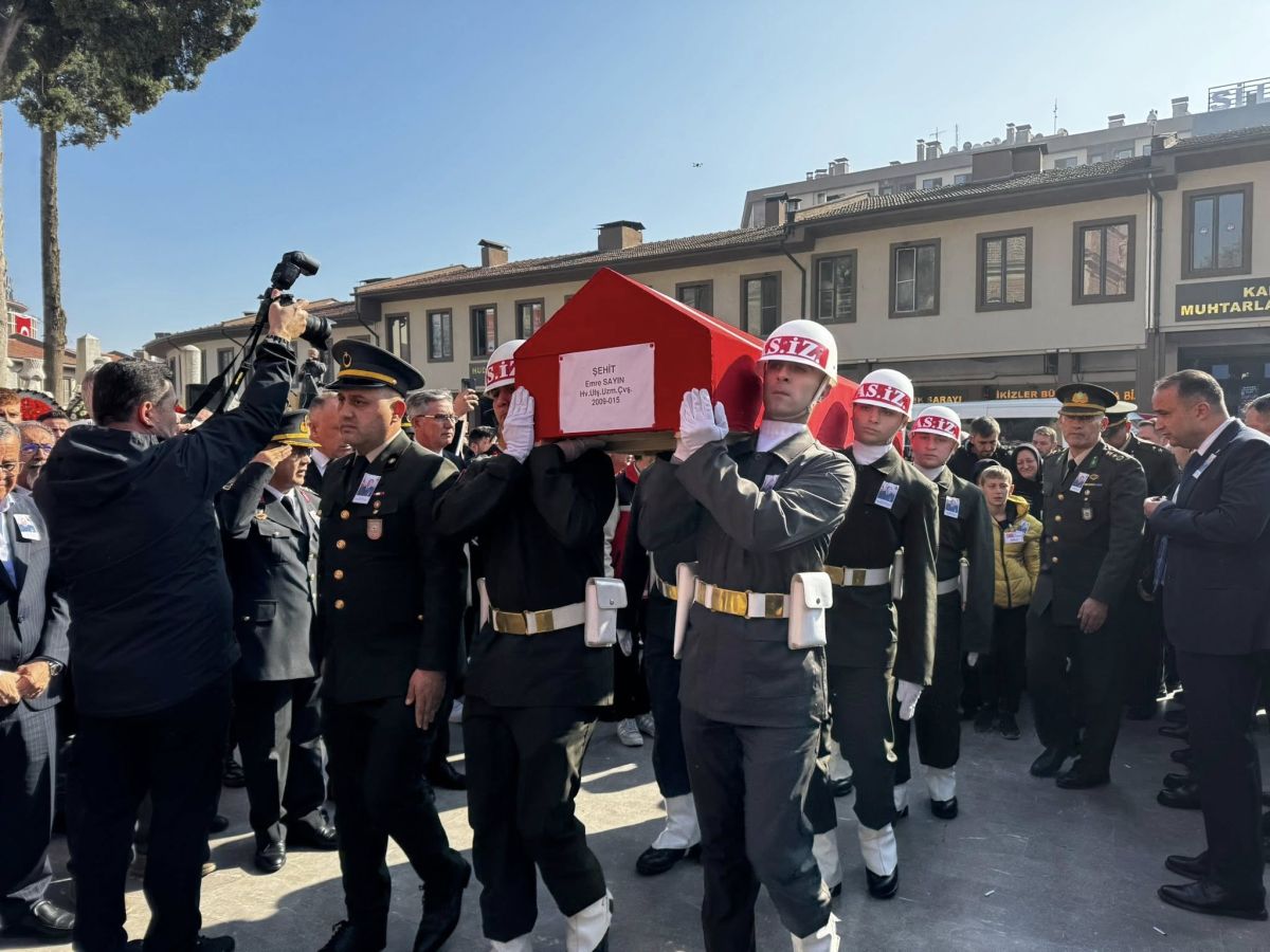 Vali Ustaoğlu ve Belgin Uygur Şehit Babasının Elini Bir An Olsun Bırakmadı 582259722 10161186005726895 1338259941774710348 n - Marmara Bölge Gazetesi