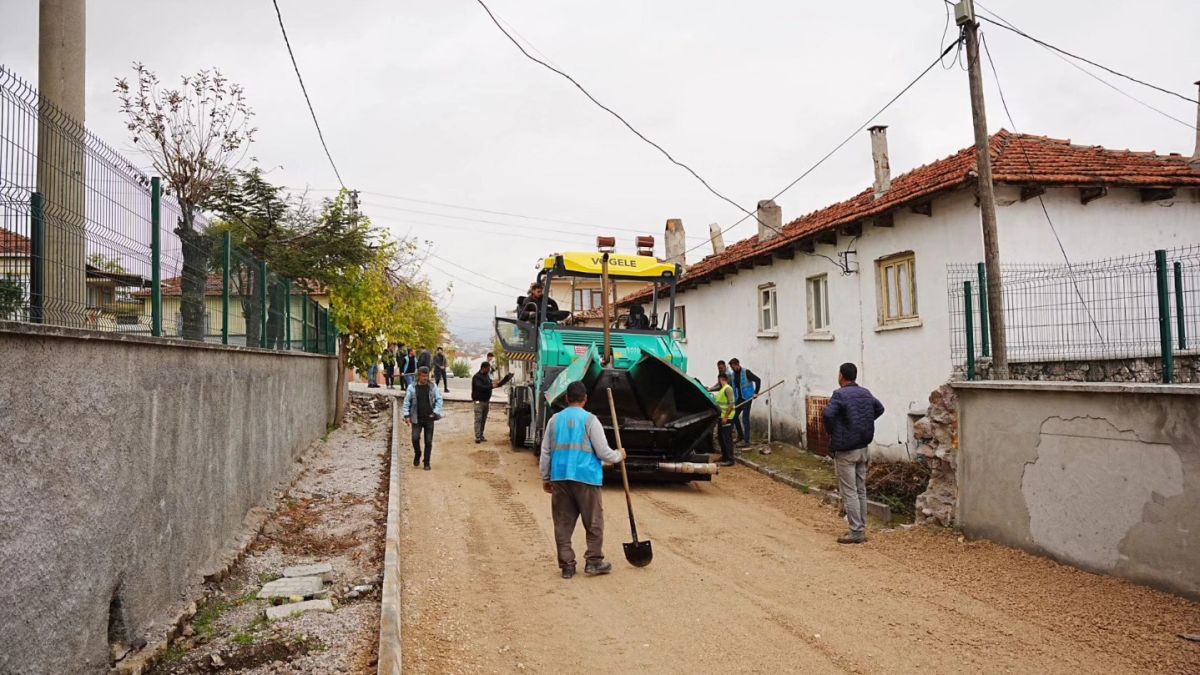 Sındırgı Belediye Başkanı Serkan Sak, Geçici Konaklama Merkezi’nde vatandaşlarla bir