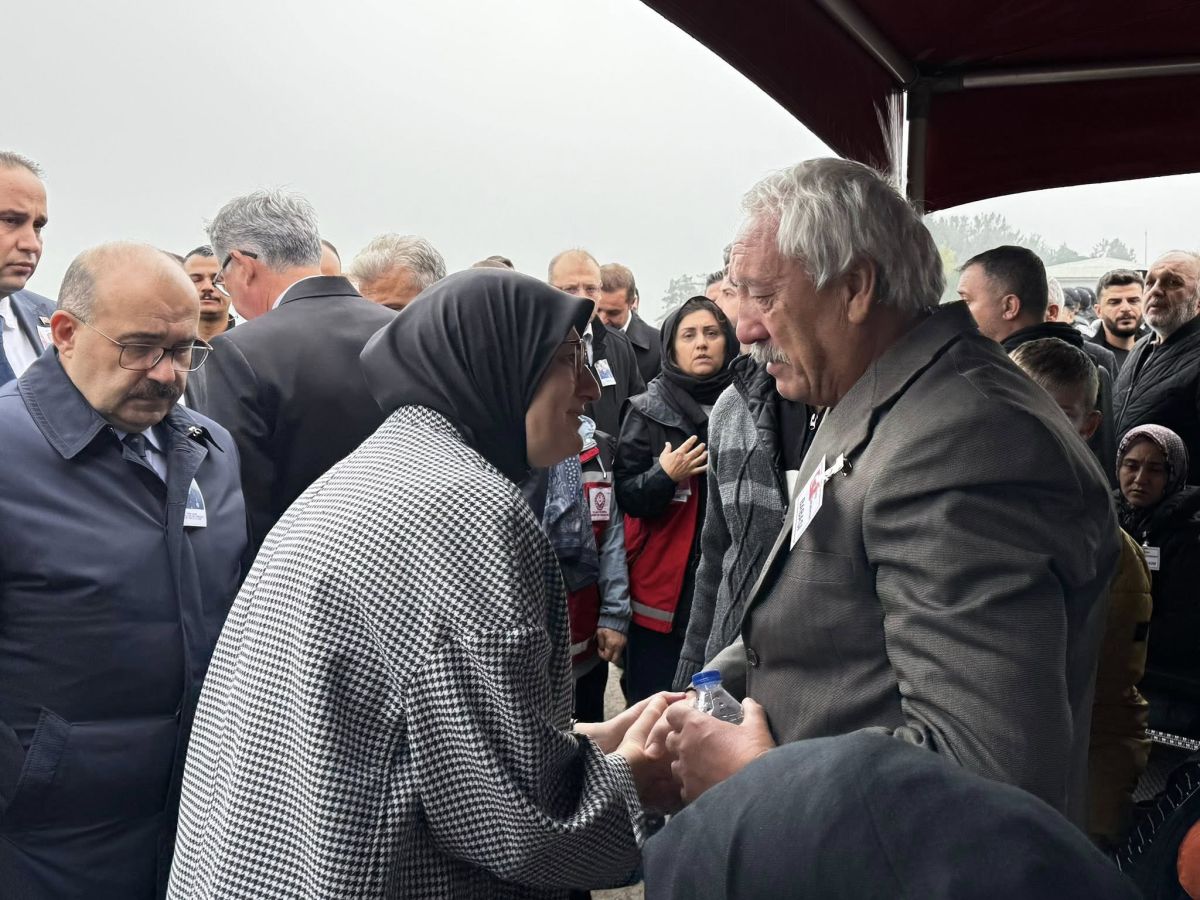 Vali Ustaoğlu ve Belgin Uygur Şehit Babasının Elini Bir An Olsun Bırakmadı 582781819 10161186005311895 855135614178383921 n - Marmara Bölge Gazetesi