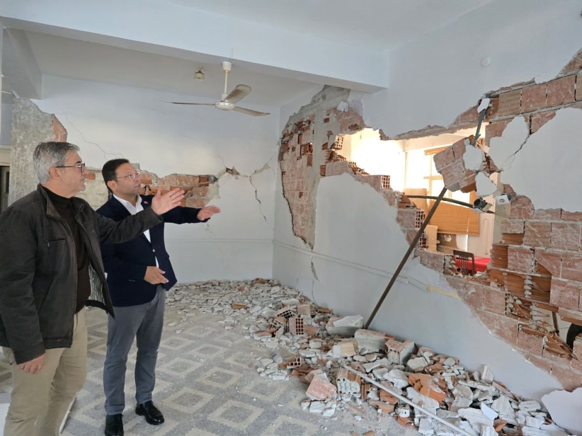 Sındırgı’da hasar gören yapılarda incelemelerde bulunan CHP Balıkesir İl Başkanı