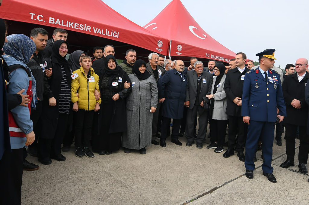 Vali Ustaoğlu ve Belgin Uygur Şehit Babasının Elini Bir An Olsun Bırakmadı 583003374 10161186005166895 2174391379230147844 n - Marmara Bölge Gazetesi