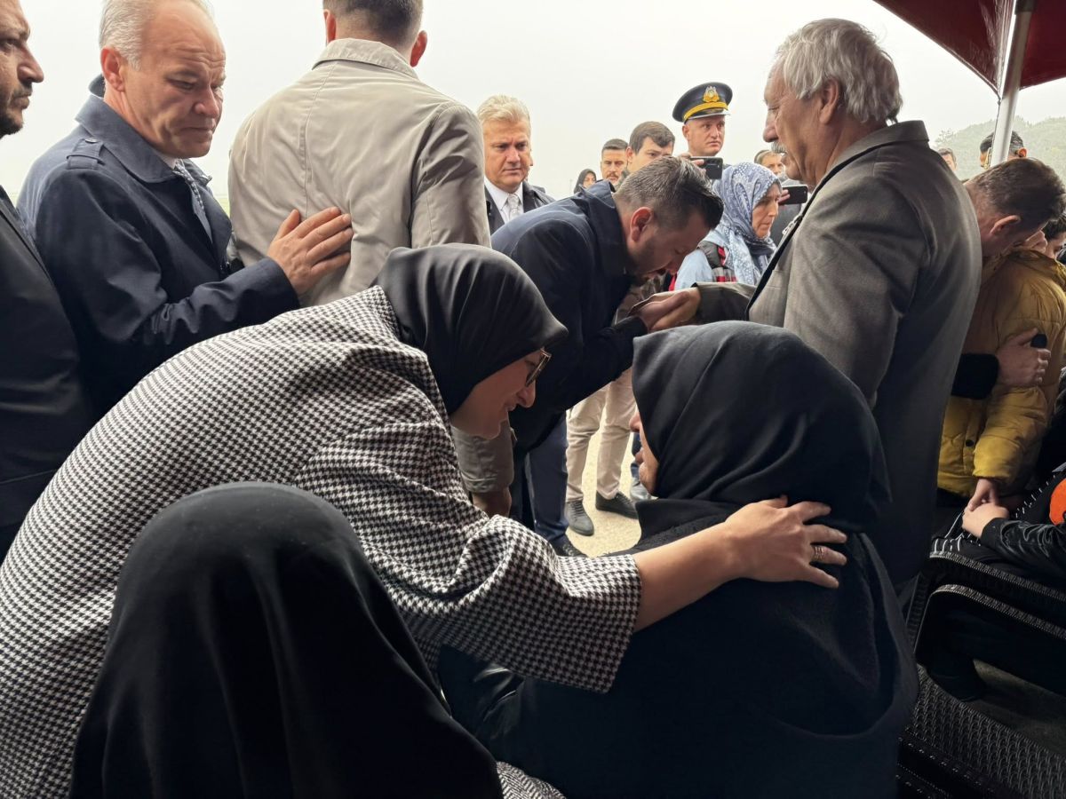 Vali Ustaoğlu ve Belgin Uygur Şehit Babasının Elini Bir An Olsun Bırakmadı 583070397 10161186005321895 1351528761786373237 n - Marmara Bölge Gazetesi