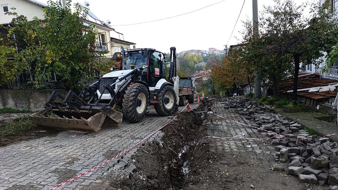 Dursunbey Belediyesi, ilçe genelinde yol genişletme, tesviye ve çevre düzenleme