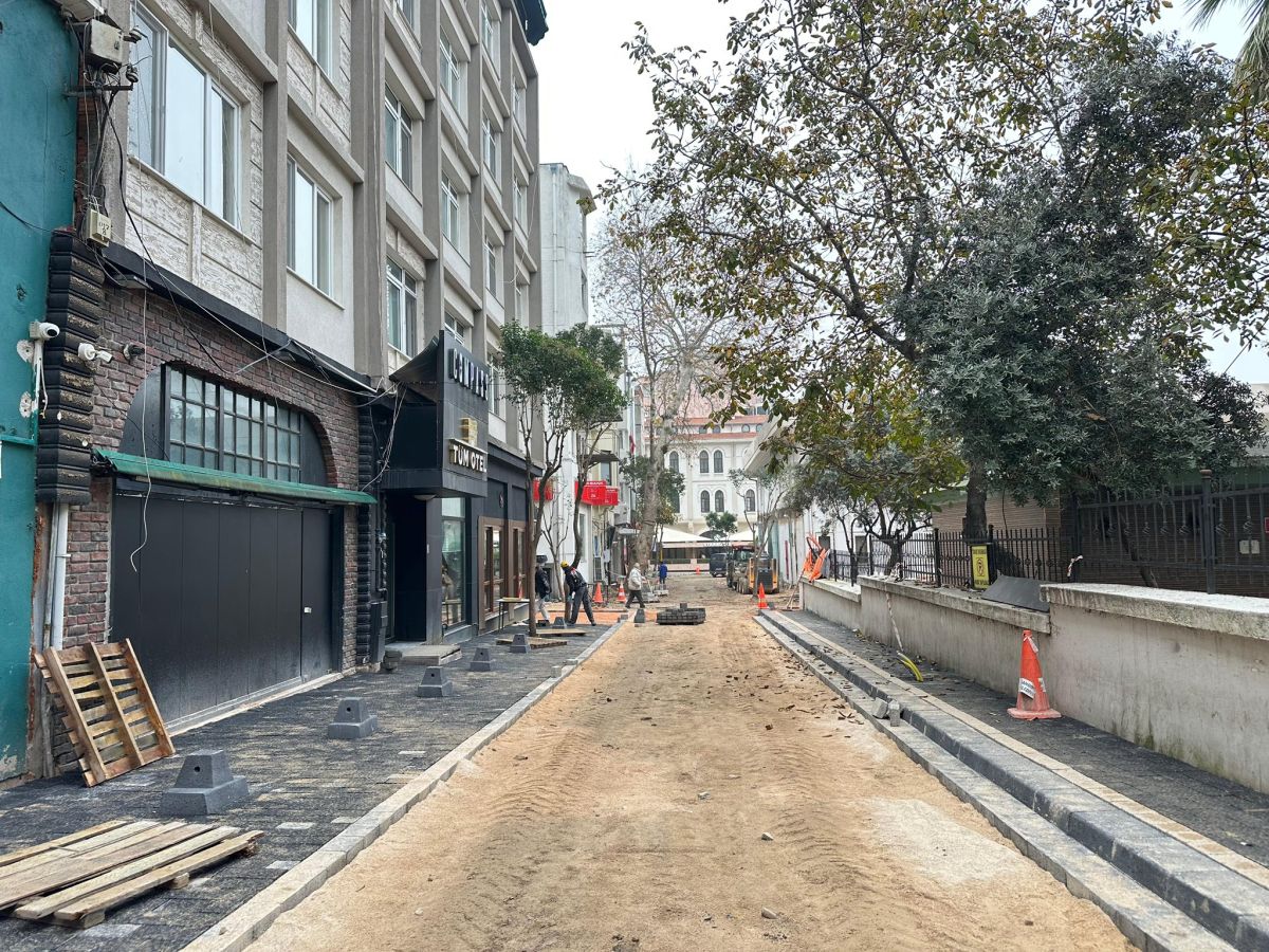 Bandırma Belediyesi, asfalt makinesindeki arızanın giderilmesiyle yarım kalan çalışmaları yeniden