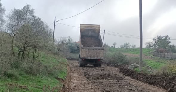 Bigadiç Belediyesi, kırsal mahallelerde ulaşımı güçlendirmek amacıyla arazi yolu iyileştirme