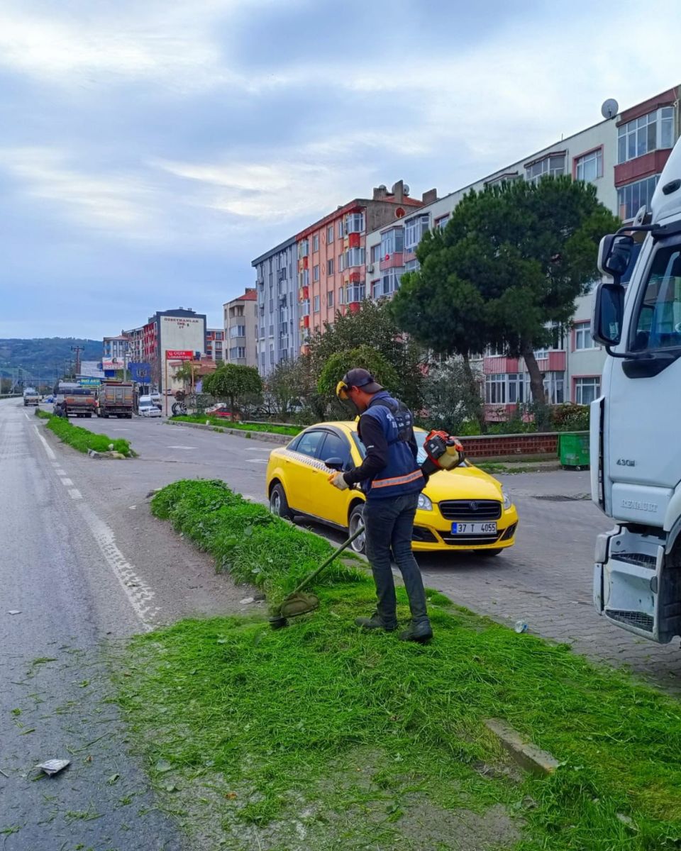 Susurluk Belediyesi, ilçe genelinde yürüttüğü ot biçme ve yeşil alan