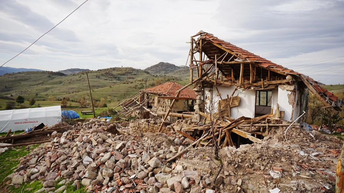 Sındırgı Belediyesi, deprem sonrası ilçede yürütülen sosyal destek çalışmalarını aralıksız