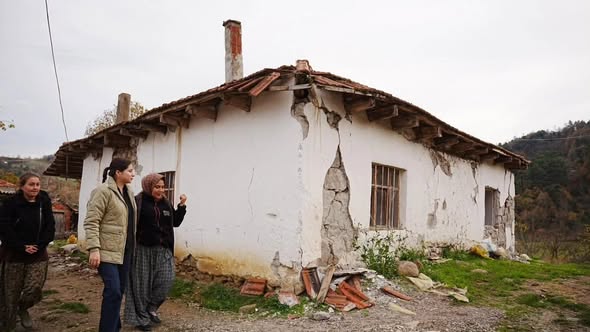 Sındırgı Belediye Başkanı Serkan Sak, ilçede yaşanan depremin ardından mahallelerde