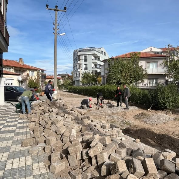 Bigadiç Belediyesi, ilçe genelinde ulaşım kalitesini artırmak amacıyla başlattığı yol