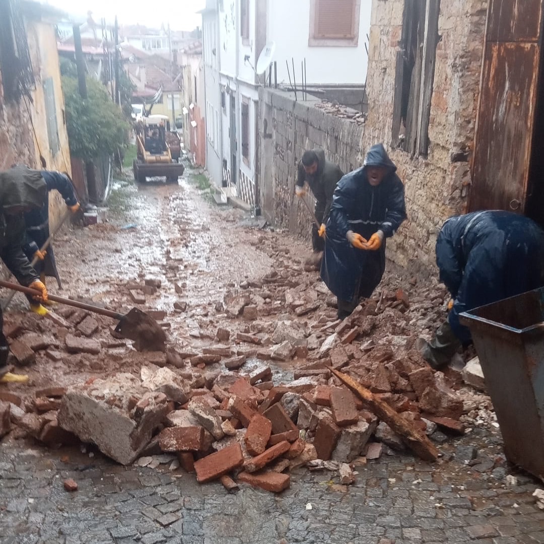Ayvalık’ta dün başlayan yoğun yağışın ardından belediye ekipleri, ilçede oluşan