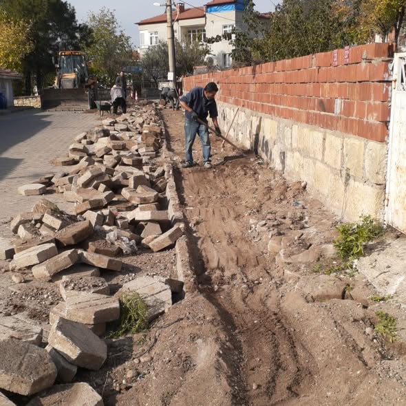 Bigadiç’te ulaşım altyapısını güçlendirmek için başlatılan yol yapım ve bakım