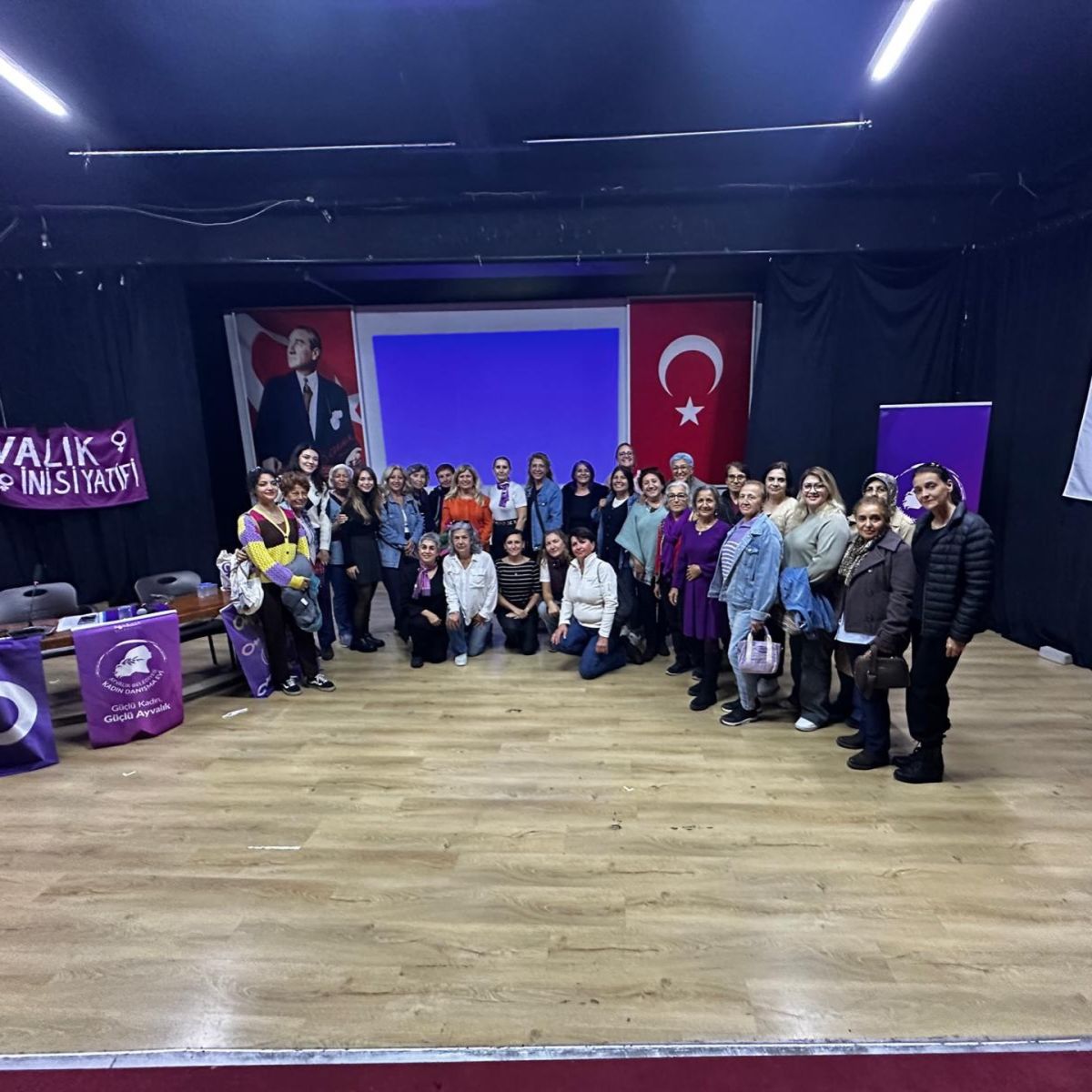 Ayvalık’ta 25 Kasım Kadına Yönelik Şiddetle Mücadele Günü kapsamında düzenlenen