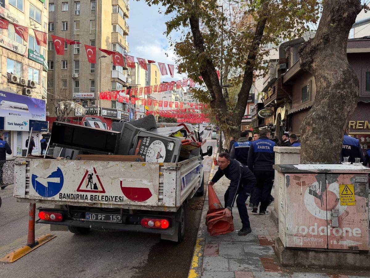 Bandırma Belediyesi, vatandaşların yoğun şikayetleri üzerine kaldırımlardaki işgallere yönelik denetim