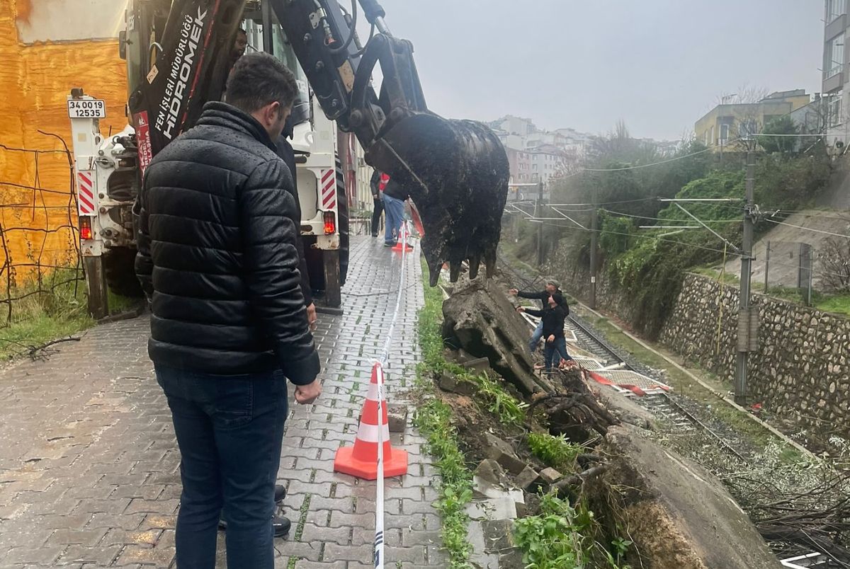Bandırma’da gece boyunca etkili olan sağanak, İhsaniye Mahallesi’ndeki demiryolu hattı