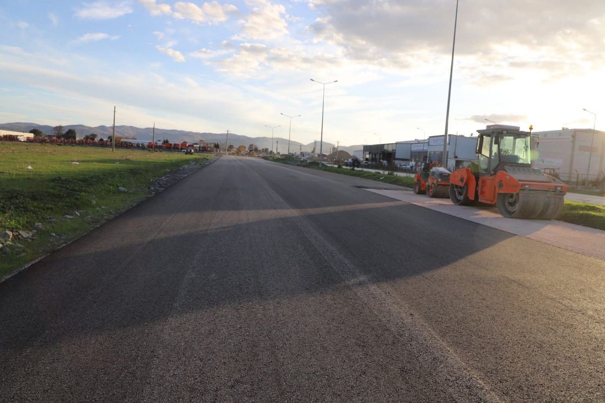 Gönen’de Dr. Hüseyin Duman Caddesi’nde ikinci şerit ve sıcak asfalt