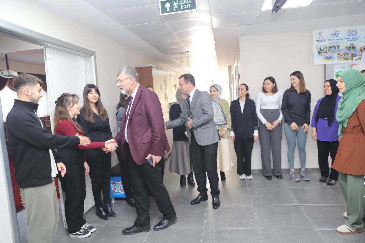Kepsut Belediye Başkanı İsmail Cankul, 24 Kasım Öğretmenler Günü kapsamında