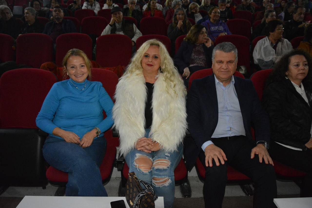 Edremit’te Tiyatro Gecesi Büyüledi! 591203022 857800439944316 6049255766238006976 n - Marmara Bölge Gazetesi