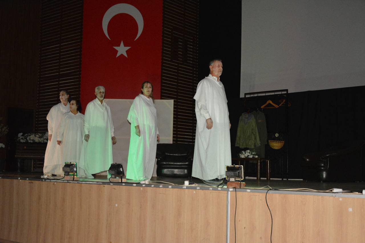 Edremit’te Tiyatro Gecesi Büyüledi! 592000166 857800869944273 3885322410441328590 n - Marmara Bölge Gazetesi