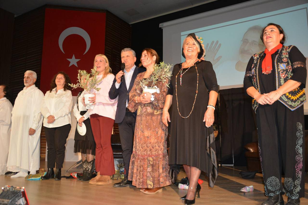 Edremit’te Tiyatro Gecesi Büyüledi! 592226102 857799896611037 2274346293805550235 n 1 - Marmara Bölge Gazetesi