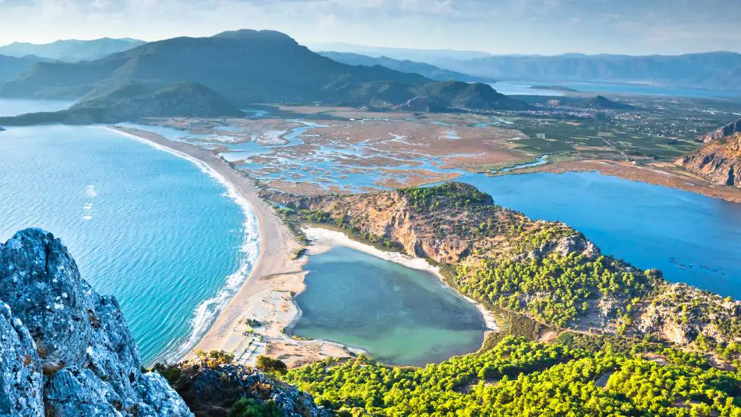 Türkiye'nin doğal güzellikleriyle ünlü bölgelerinden biri olan İztuzu Plajı, altın
