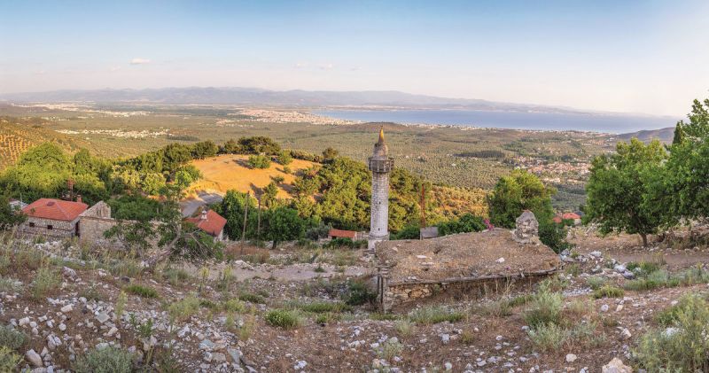Kazdağları’nın eteklerinde yer alan Eski Güre Köyü, terk edilmiş taş