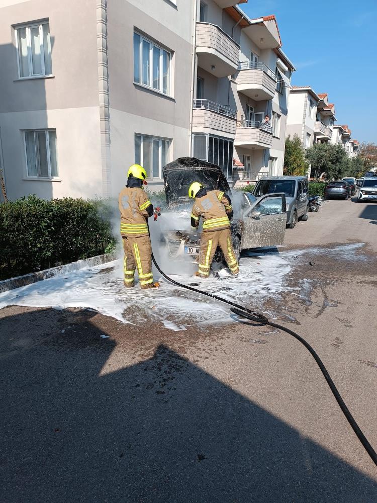 Balıkesir’in Gönen ilçesinde bir otomobilde çıkan yangın kısa süreli paniğe