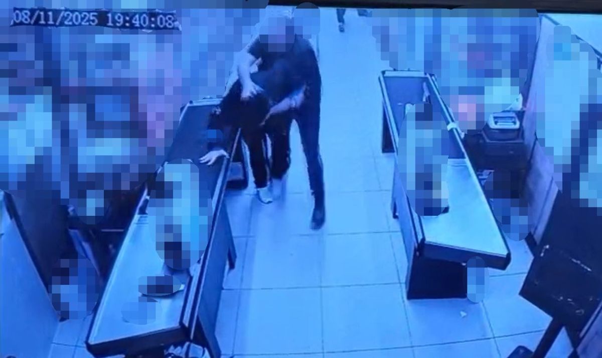 Çocuğu Uyarması Yetti! Kasiyer ve Mesai Arkadaşı Saldırıya Uğradı AW577707 04 1 - Marmara Bölge Gazetesi