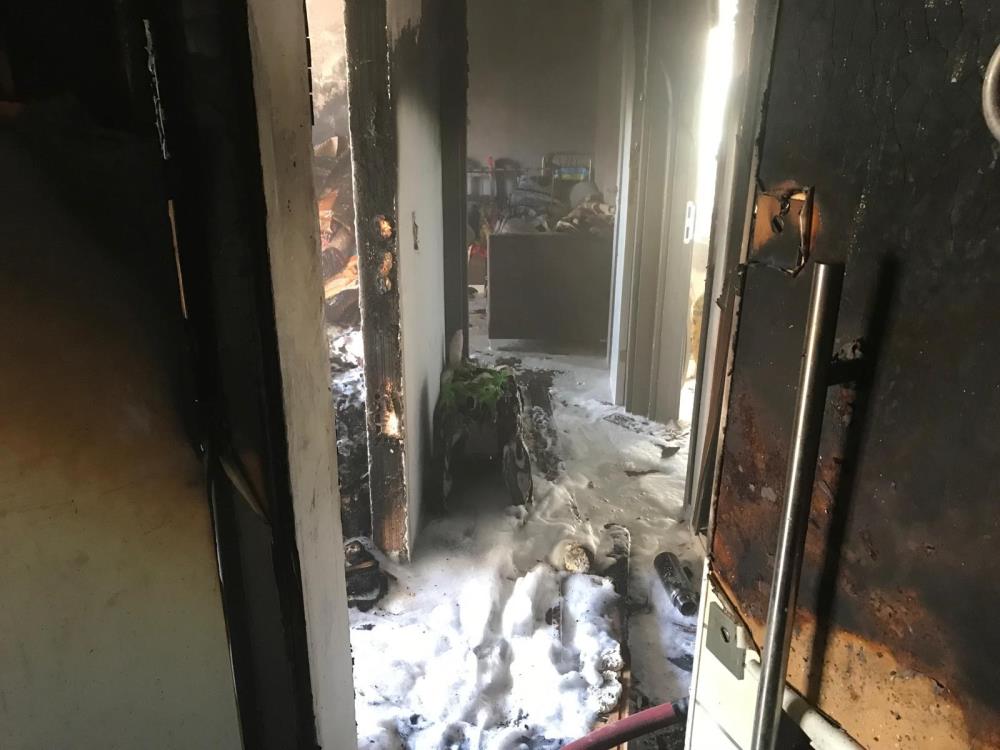 Bandırma’da 5 katlı bir apartmanın üçüncü katında çıkan yangın mahallede