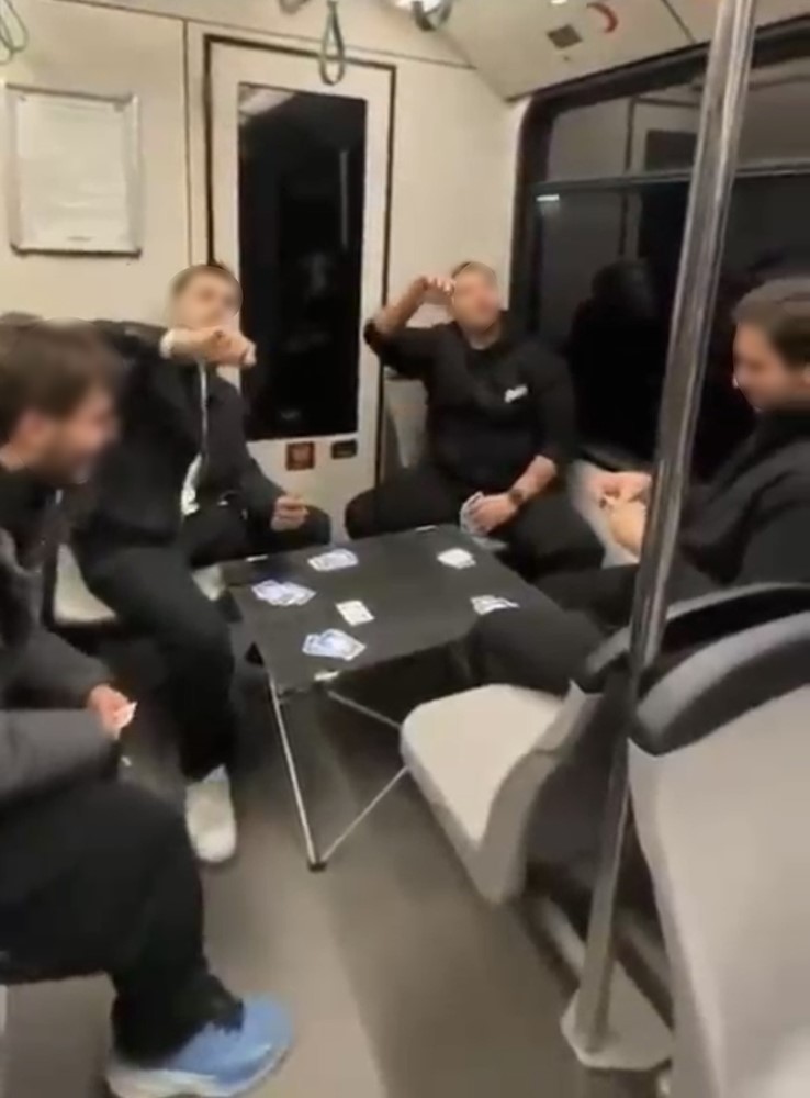 Gençler Metroda Masa Kurup Kart Oynadı! AW582167 01 - Marmara Bölge Gazetesi