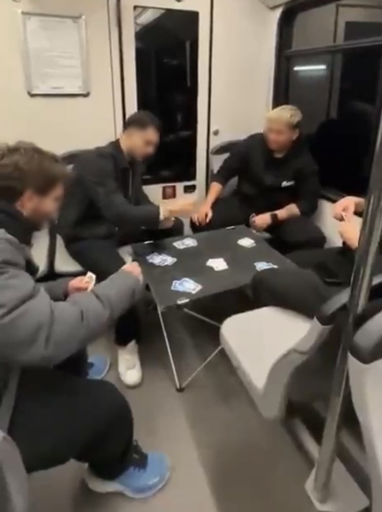 Gençler Metroda Masa Kurup Kart Oynadı! AW582167 02 - Marmara Bölge Gazetesi