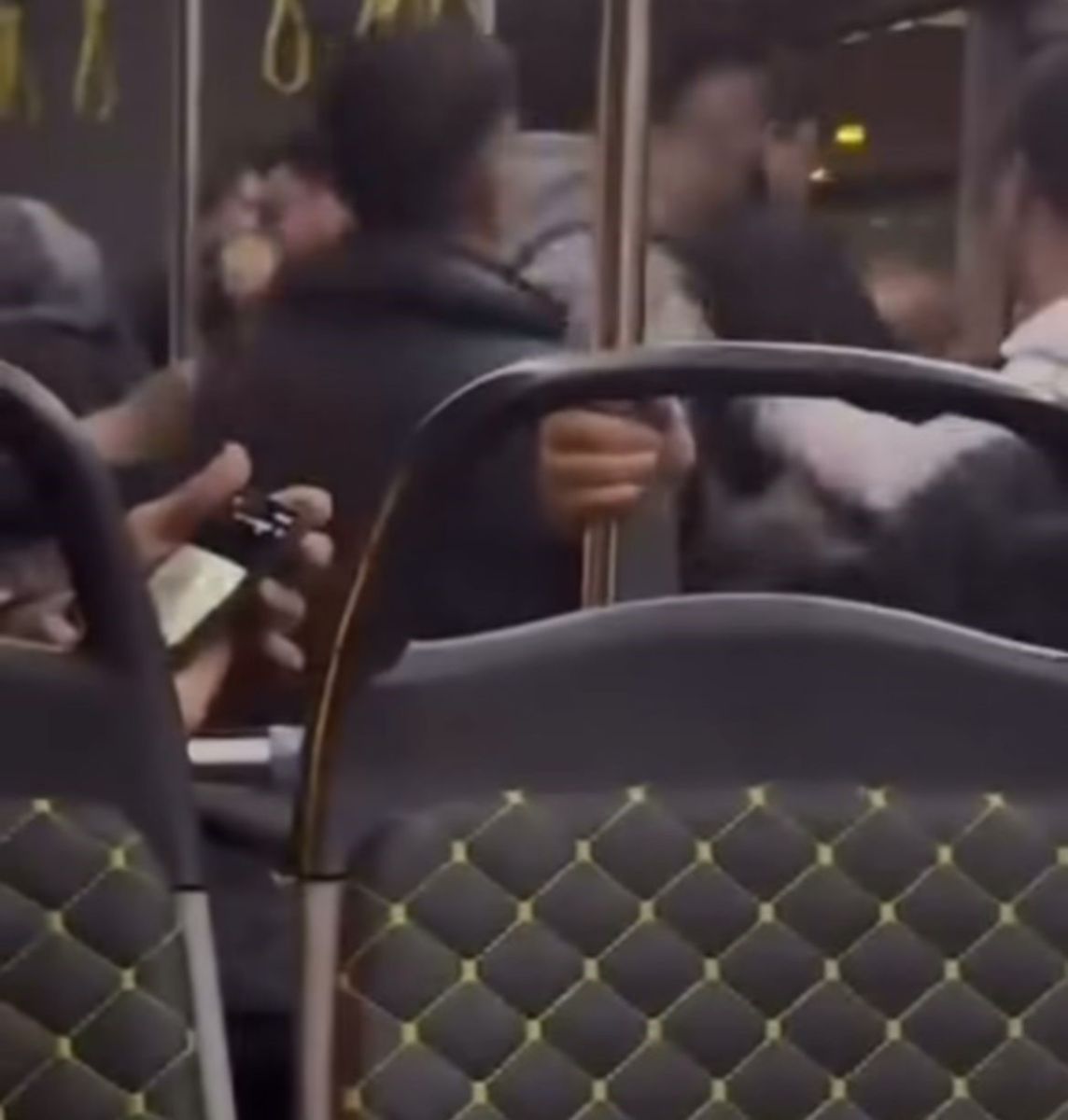 Belediye Otobüsündeki Tartışma Yumruklu Kavgaya Döndü AW585510 01 - Marmara Bölge Gazetesi