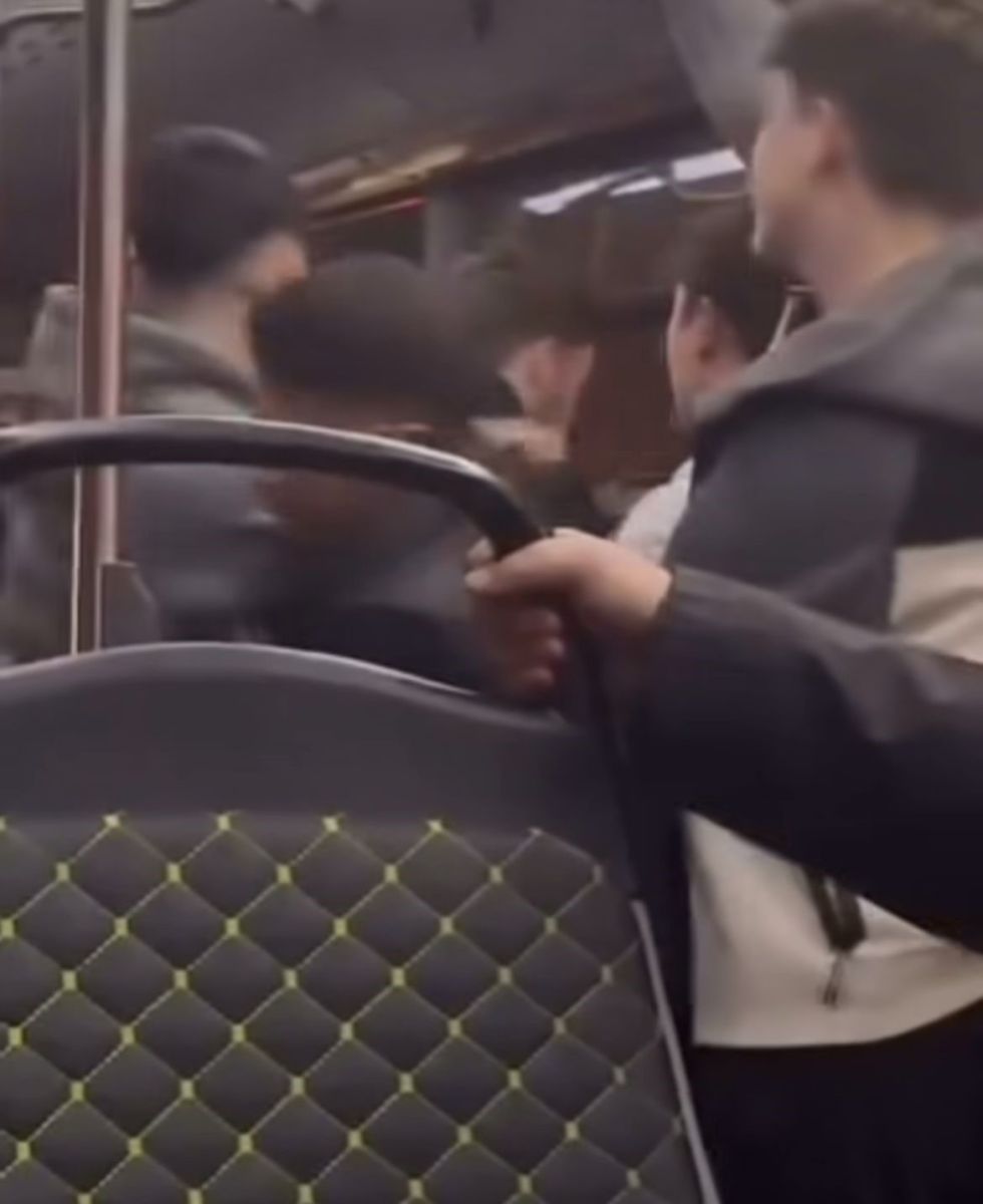 Belediye Otobüsündeki Tartışma Yumruklu Kavgaya Döndü AW585510 02 - Marmara Bölge Gazetesi