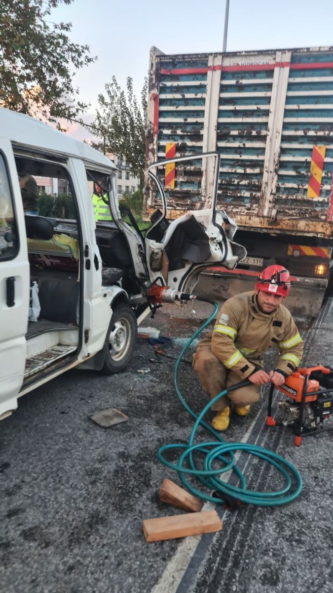 Edremit E87’de Zincirleme Kaza! 6 Kişi Yaralandı AW585760 01 - Marmara Bölge Gazetesi