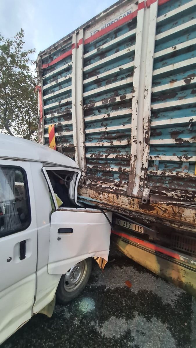 Edremit E87’de Zincirleme Kaza! 6 Kişi Yaralandı AW585760 02 - Marmara Bölge Gazetesi
