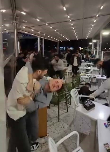 Kafede Yumruklar Havada Uçuştu! AW586168 02 - Marmara Bölge Gazetesi