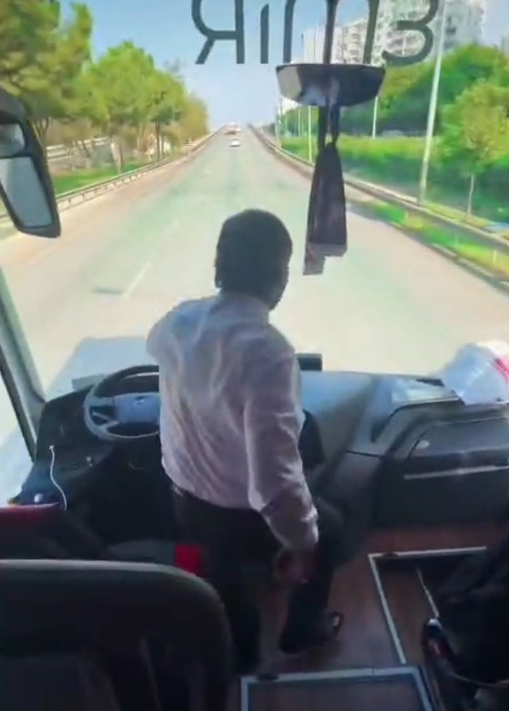 Otobüs Şoförü Seyir Halindeyken Ayağa Kalkıp Oynadı AW587101 01 - Marmara Bölge Gazetesi