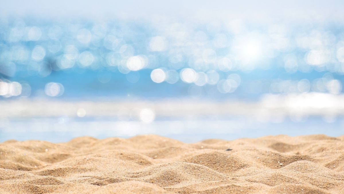 Antalya’nın Demre ilçesindeki Koru Plajı, doğal havuzları ve sakin atmosferiyle