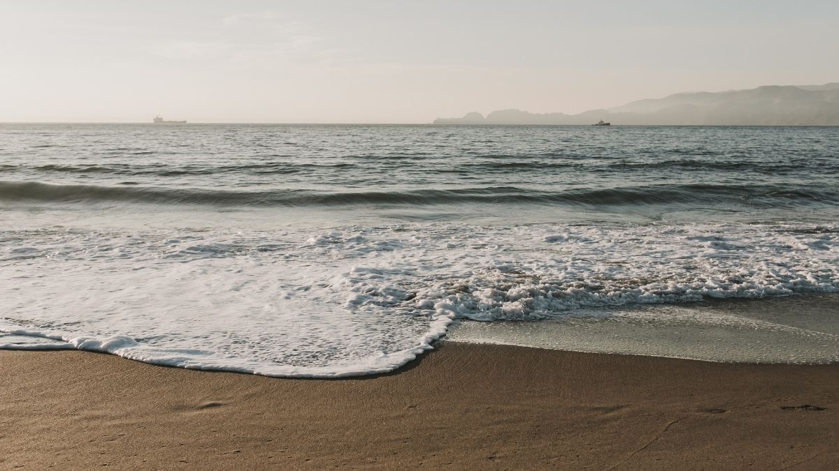 Finike’nin doğal liman niteliğindeki Gökliman Plajı, turkuaz denizi ve kayalıklarla