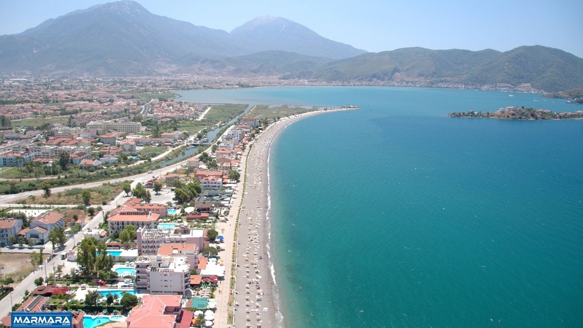 Fethiye’nin en gözde sahillerinden biri olan Çalış Plajı, turkuaz denizi,