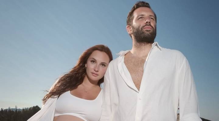 Ünlü oyuncular Başak Gümülcinelioğlu ve Çağrı Çıtanak, ilk çocuklarını kucaklarına