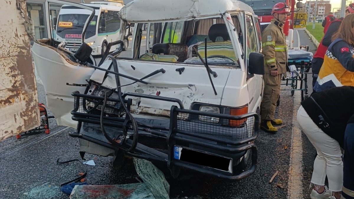 Edremit’te E87 kara yolu Akçay trafik ışıkları mevkiinde meydana gelen