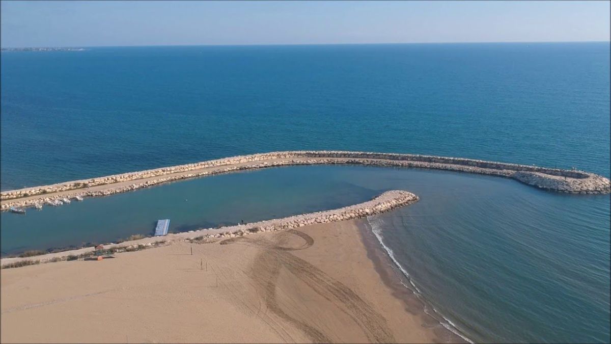 Antalya’nın Manavgat ilçesinde yer alan Evrenseki Halk Plajı, altın rengi