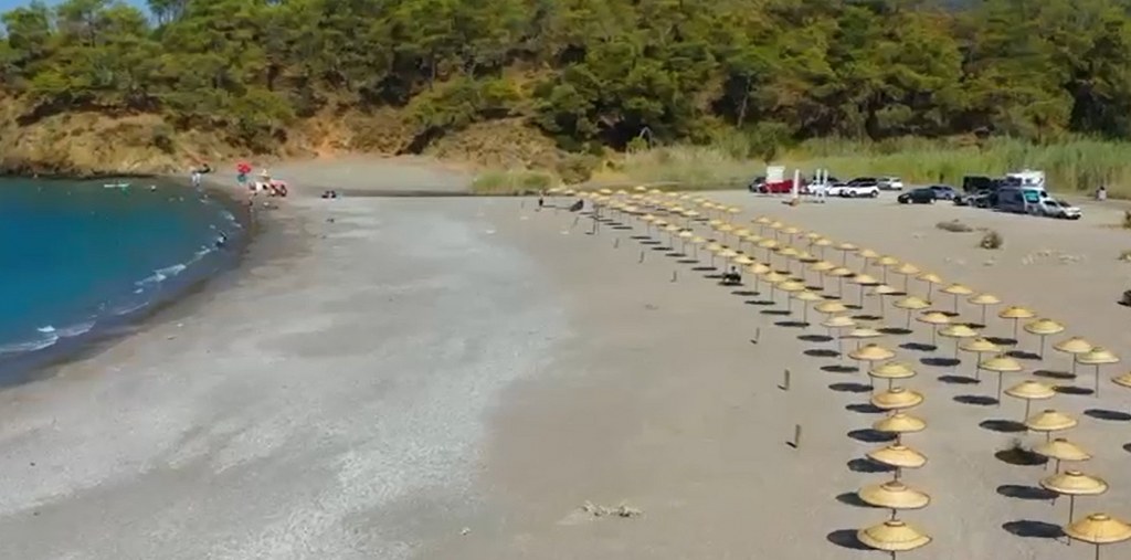 Muğla’nın doğal yapısını koruyan nadir sahillerinden biri olan Karaot Plajı,