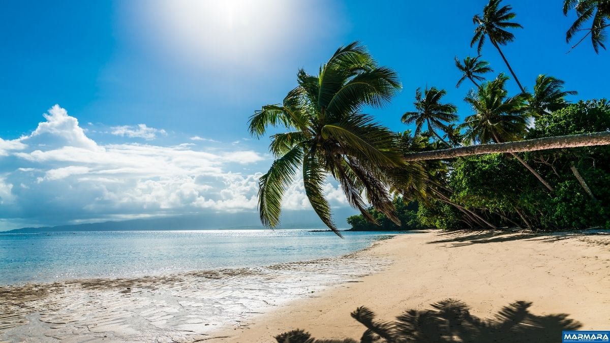 Yaz sezonunun vazgeçilmez rotalarından Antalya Side Plajı, altın sarısı kumu